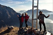 04 Alla croce di vetta dello Zucco Sileggio (1373 m) controsole verso i Corni di Canzo